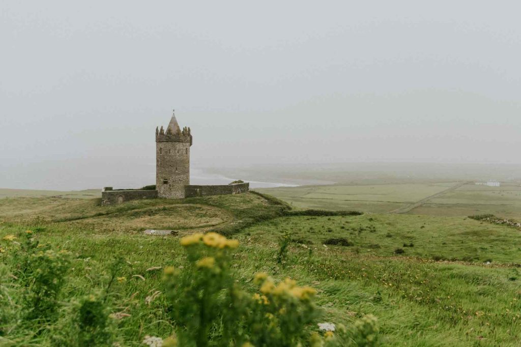 Tour Doonagore sur colline verdoyante en Irlande