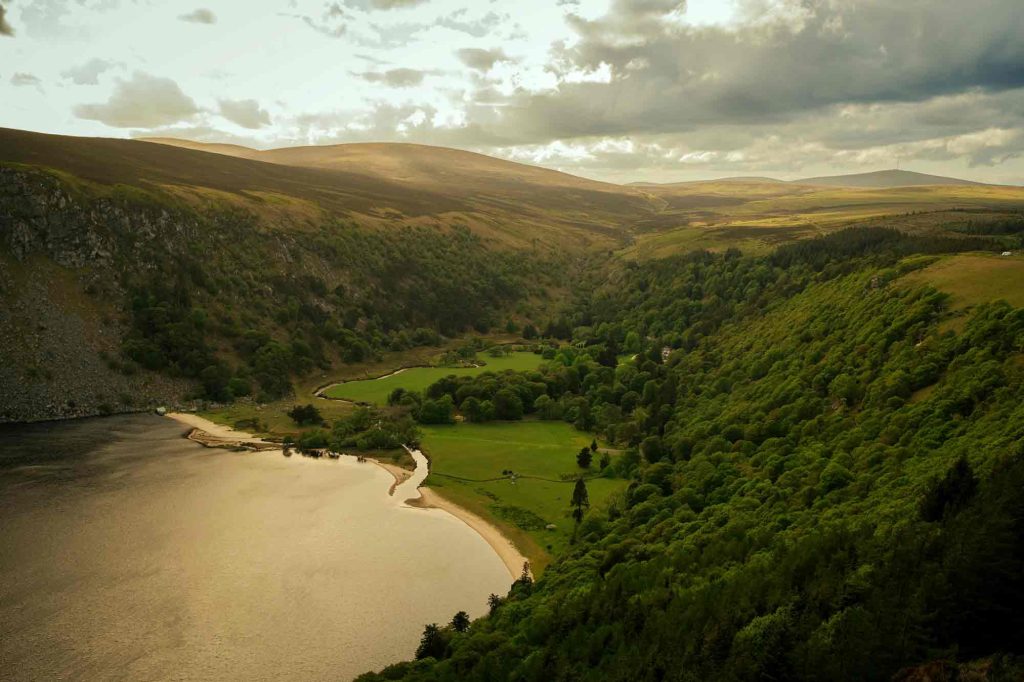 paysage lac et montagnes verdoyantes en Irlande
