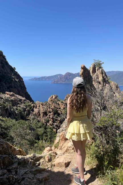 Femme en randonnée avec vue côtière