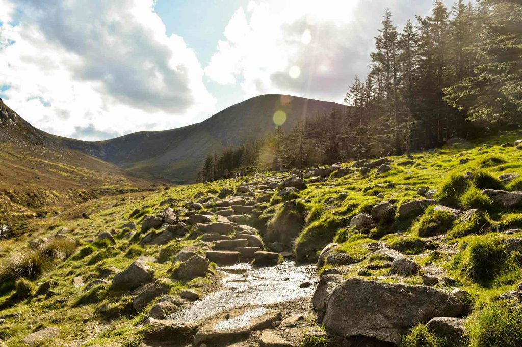 randonnée en montagne verdoyante en Irlande